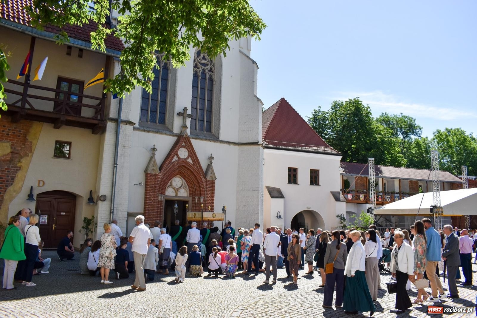 Zdjęcie w galerii na portalu naszraciborz.pl: Historyczne wydarzenie na Ostrogu. Najświętszy Sakrament zawitał do kaplicy zamkowej wiadomości z regionu