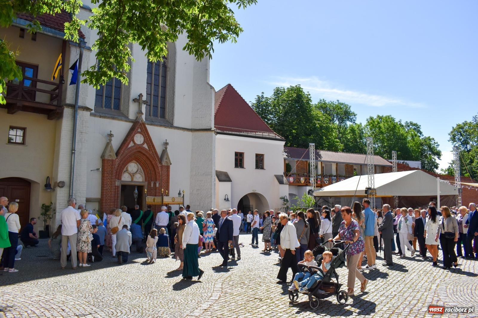Zdjęcie w galerii na portalu naszraciborz.pl: Historyczne wydarzenie na Ostrogu. Najświętszy Sakrament zawitał do kaplicy zamkowej wiadomości z regionu