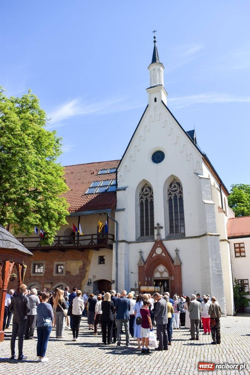 Zdjęcie w galerii na portalu naszraciborz.pl: Historyczne wydarzenie na Ostrogu. Najświętszy Sakrament zawitał do kaplicy zamkowej wiadomości z regionu