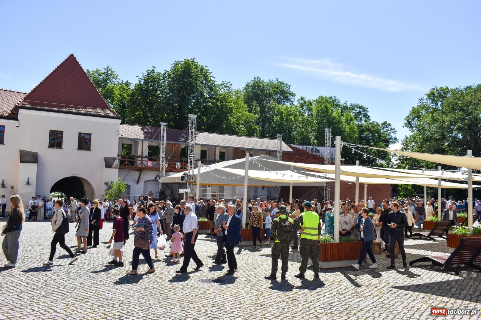 Zdjęcie w galerii na portalu naszraciborz.pl: Historyczne wydarzenie na Ostrogu. Najświętszy Sakrament zawitał do kaplicy zamkowej wiadomości z regionu