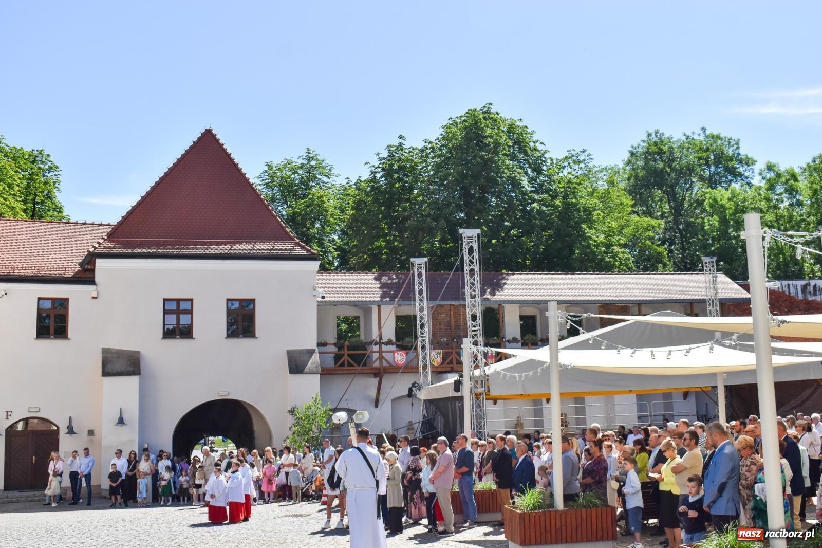 Zdjęcie w galerii na portalu naszraciborz.pl: Historyczne wydarzenie na Ostrogu. Najświętszy Sakrament zawitał do kaplicy zamkowej wiadomości z regionu