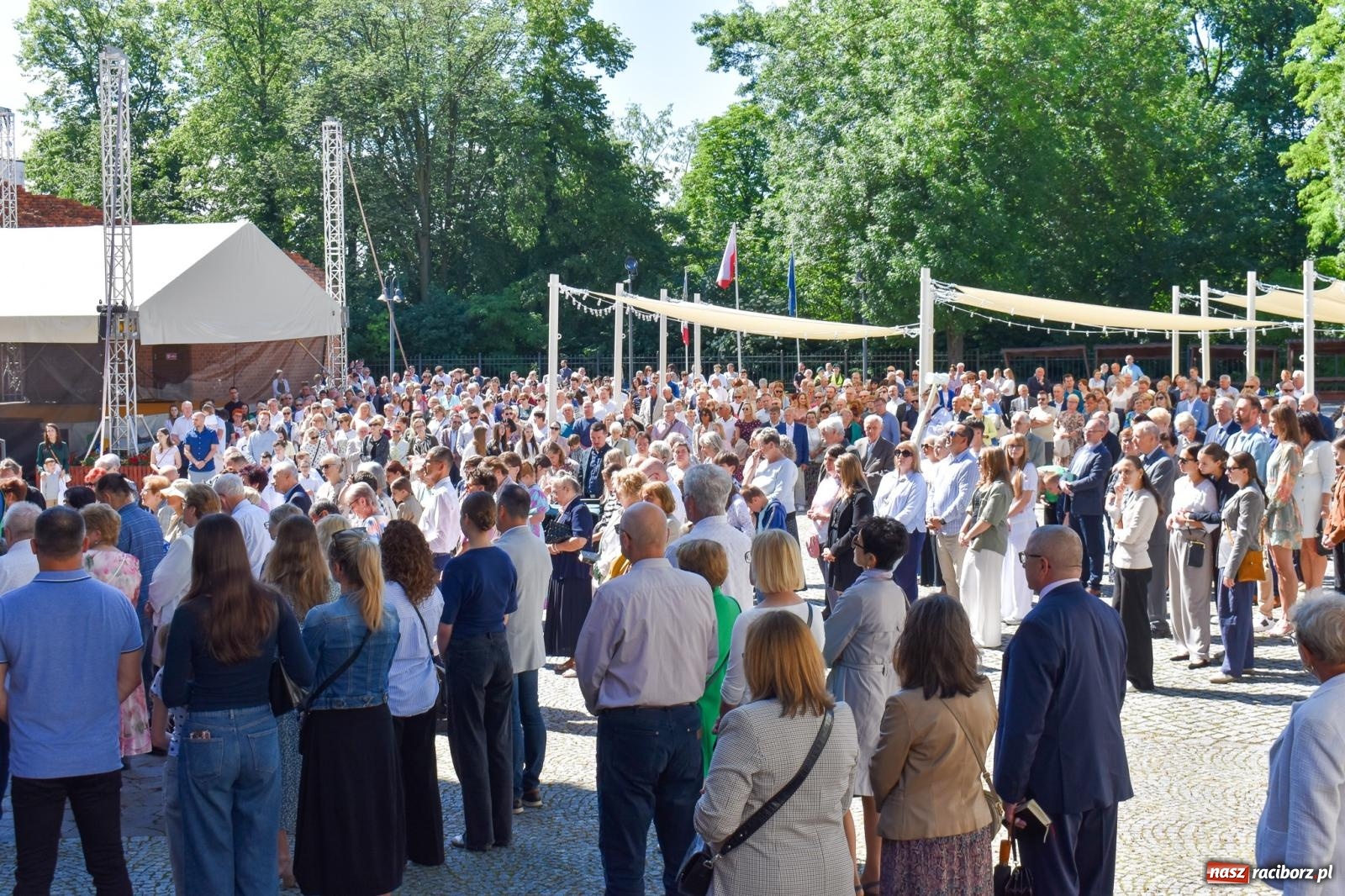 Zdjęcie w galerii na portalu naszraciborz.pl: Historyczne wydarzenie na Ostrogu. Najświętszy Sakrament zawitał do kaplicy zamkowej wiadomości z regionu