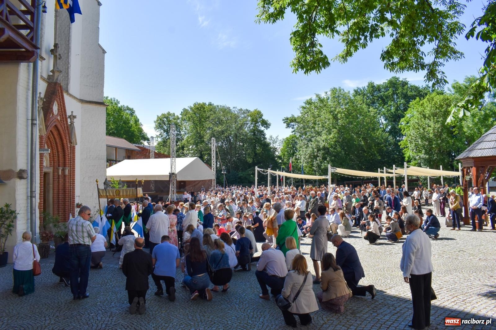 Zdjęcie w galerii na portalu naszraciborz.pl: Historyczne wydarzenie na Ostrogu. Najświętszy Sakrament zawitał do kaplicy zamkowej wiadomości z regionu
