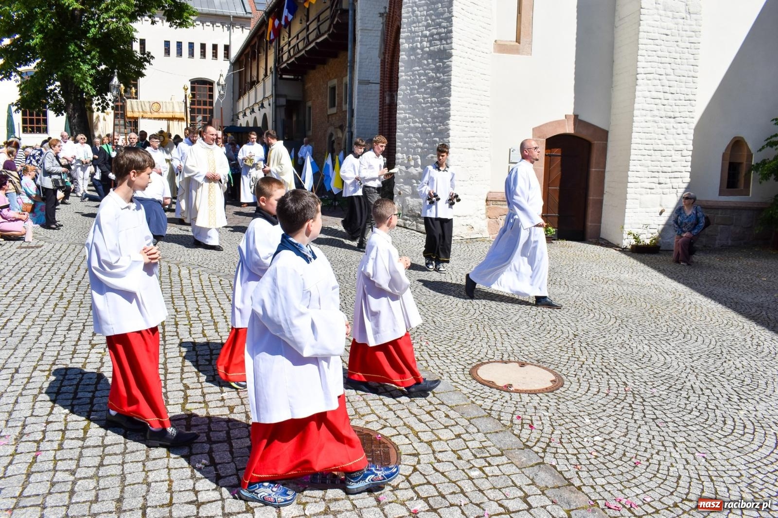 Zdjęcie w galerii na portalu naszraciborz.pl: Historyczne wydarzenie na Ostrogu. Najświętszy Sakrament zawitał do kaplicy zamkowej wiadomości z regionu