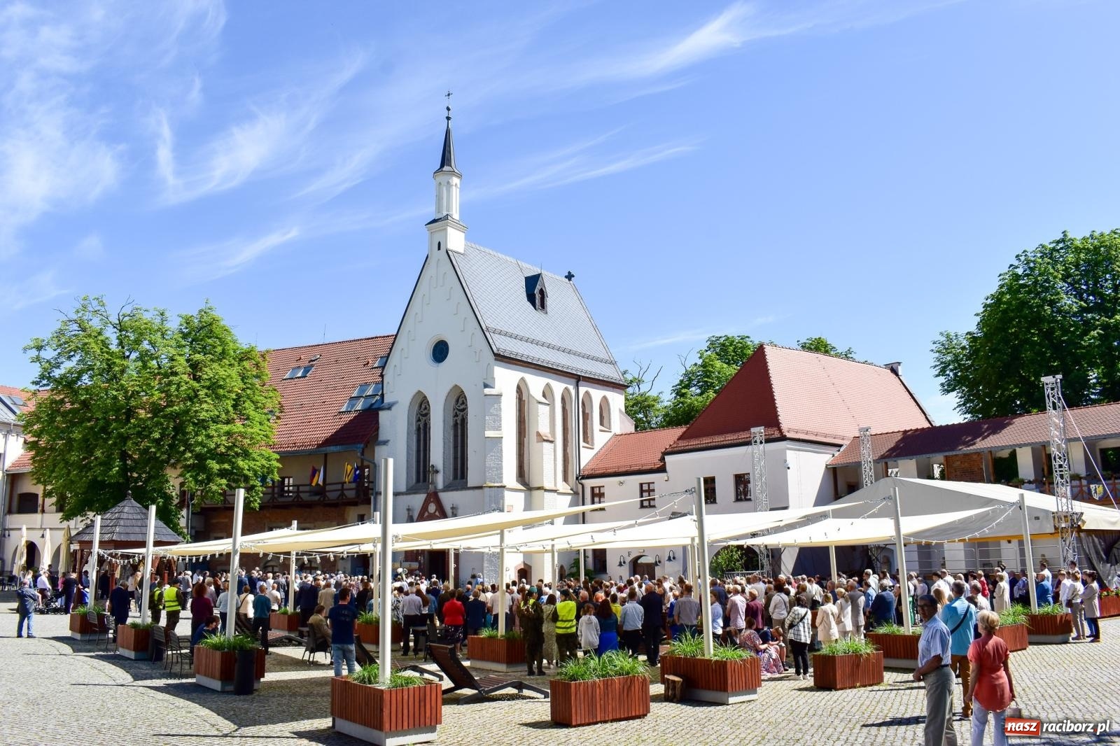 Zdjęcie w galerii na portalu naszraciborz.pl: Historyczne wydarzenie na Ostrogu. Najświętszy Sakrament zawitał do kaplicy zamkowej wiadomości z regionu