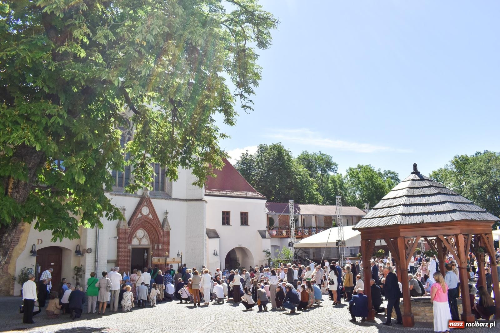 Zdjęcie w galerii na portalu naszraciborz.pl: Historyczne wydarzenie na Ostrogu. Najświętszy Sakrament zawitał do kaplicy zamkowej wiadomości z regionu