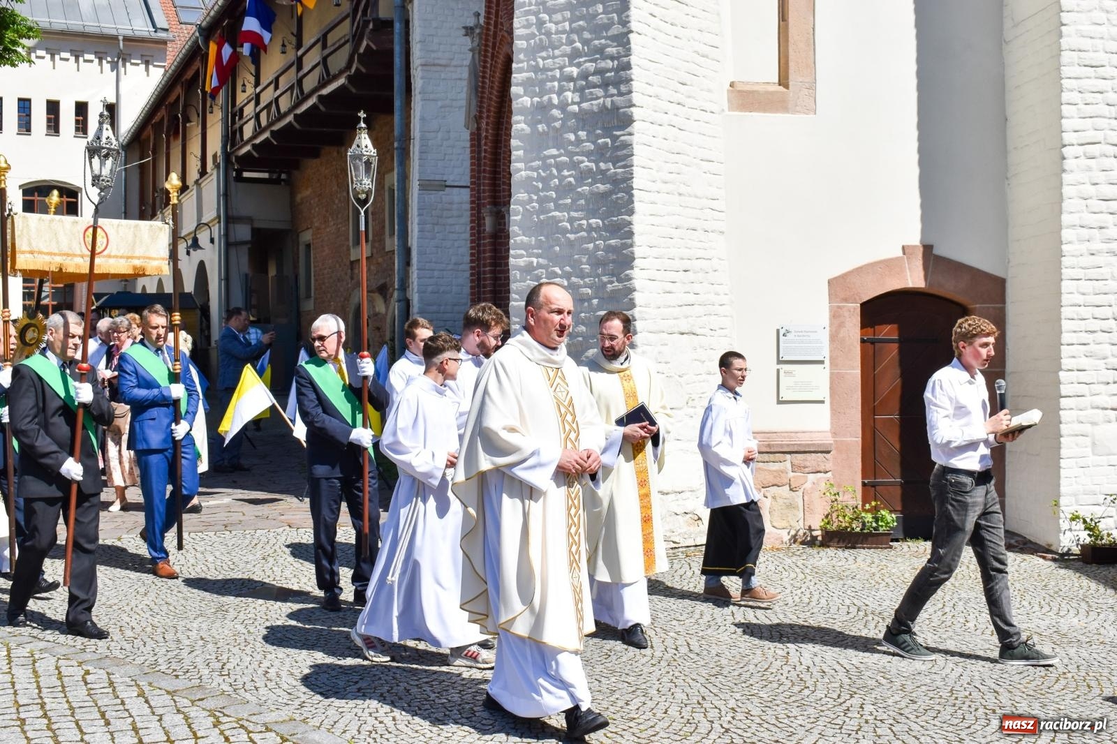 Zdjęcie w galerii na portalu naszraciborz.pl: Historyczne wydarzenie na Ostrogu. Najświętszy Sakrament zawitał do kaplicy zamkowej wiadomości z regionu