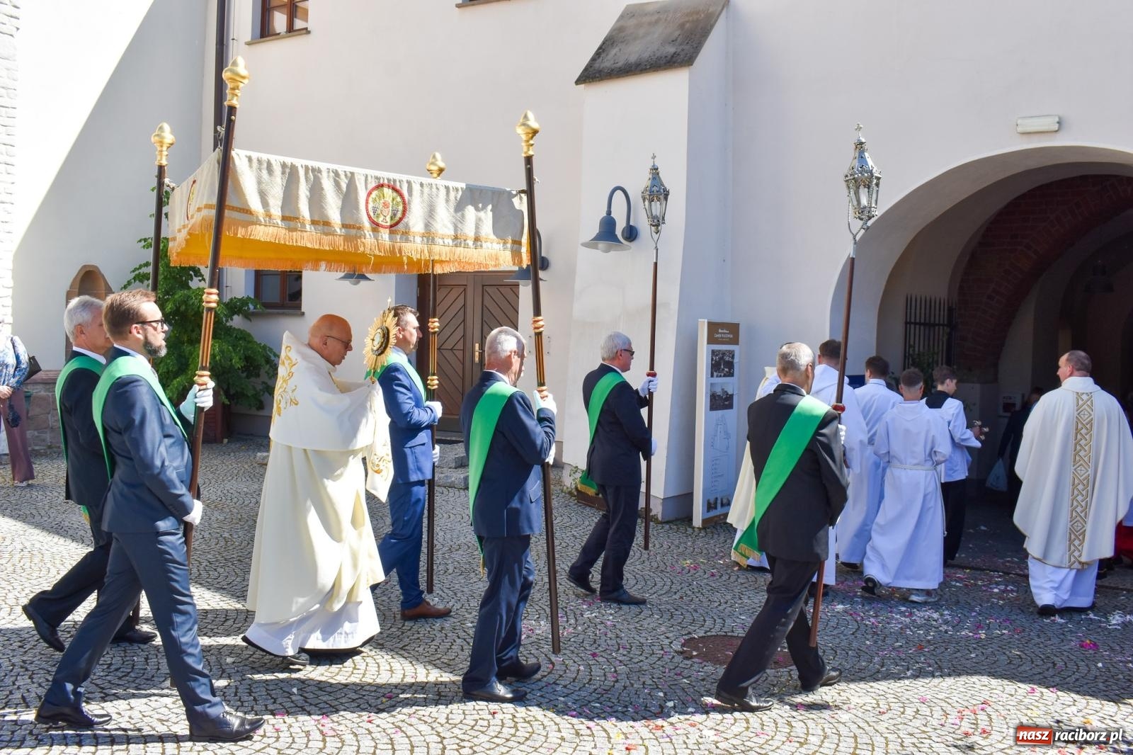 Zdjęcie w galerii na portalu naszraciborz.pl: Historyczne wydarzenie na Ostrogu. Najświętszy Sakrament zawitał do kaplicy zamkowej wiadomości z regionu