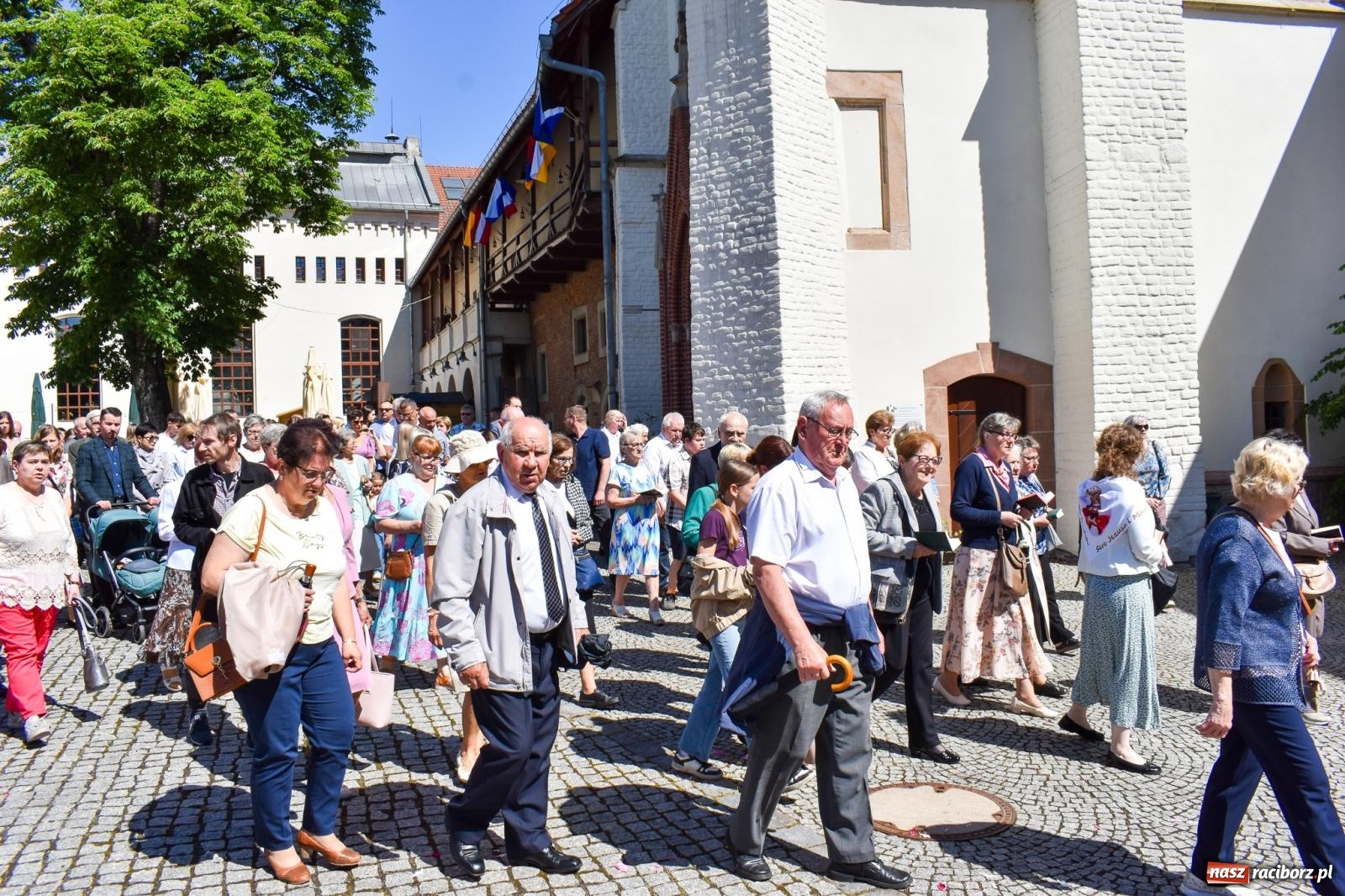 Zdjęcie w galerii na portalu naszraciborz.pl: Historyczne wydarzenie na Ostrogu. Najświętszy Sakrament zawitał do kaplicy zamkowej wiadomości z regionu