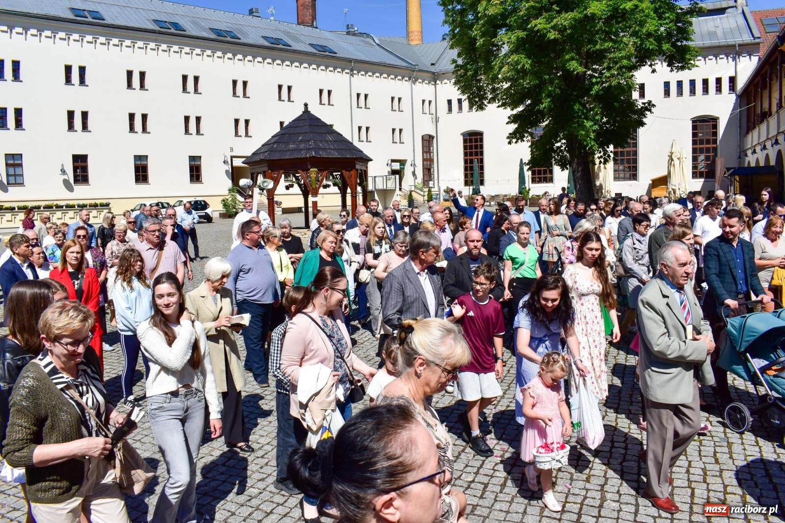 Zdjęcie w galerii na portalu naszraciborz.pl: Historyczne wydarzenie na Ostrogu. Najświętszy Sakrament zawitał do kaplicy zamkowej wiadomości z regionu