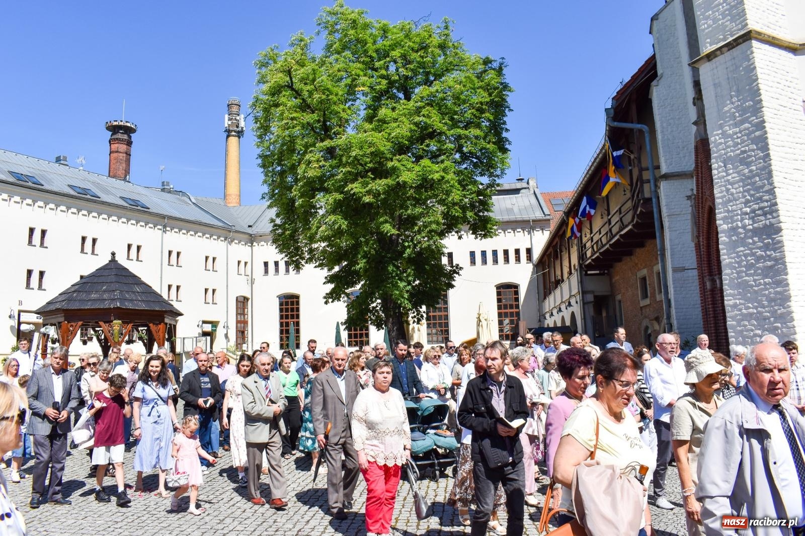 Zdjęcie w galerii na portalu naszraciborz.pl: Historyczne wydarzenie na Ostrogu. Najświętszy Sakrament zawitał do kaplicy zamkowej wiadomości z regionu