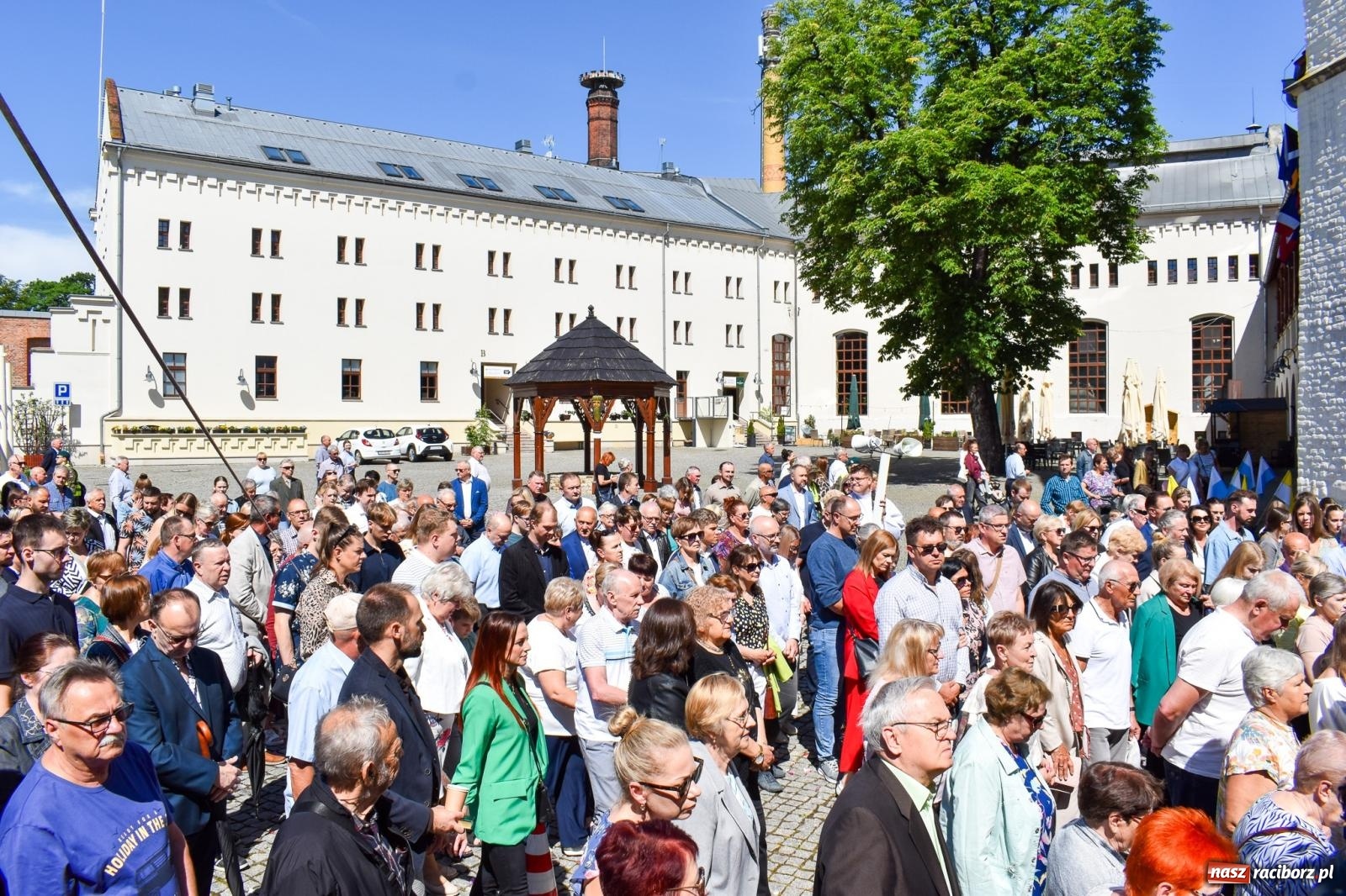 Zdjęcie w galerii na portalu naszraciborz.pl: Historyczne wydarzenie na Ostrogu. Najświętszy Sakrament zawitał do kaplicy zamkowej wiadomości z regionu