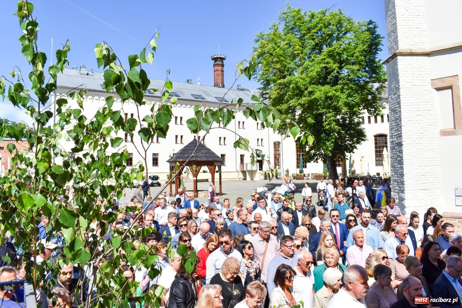 Zdjęcie w galerii na portalu naszraciborz.pl: Historyczne wydarzenie na Ostrogu. Najświętszy Sakrament zawitał do kaplicy zamkowej wiadomości z regionu