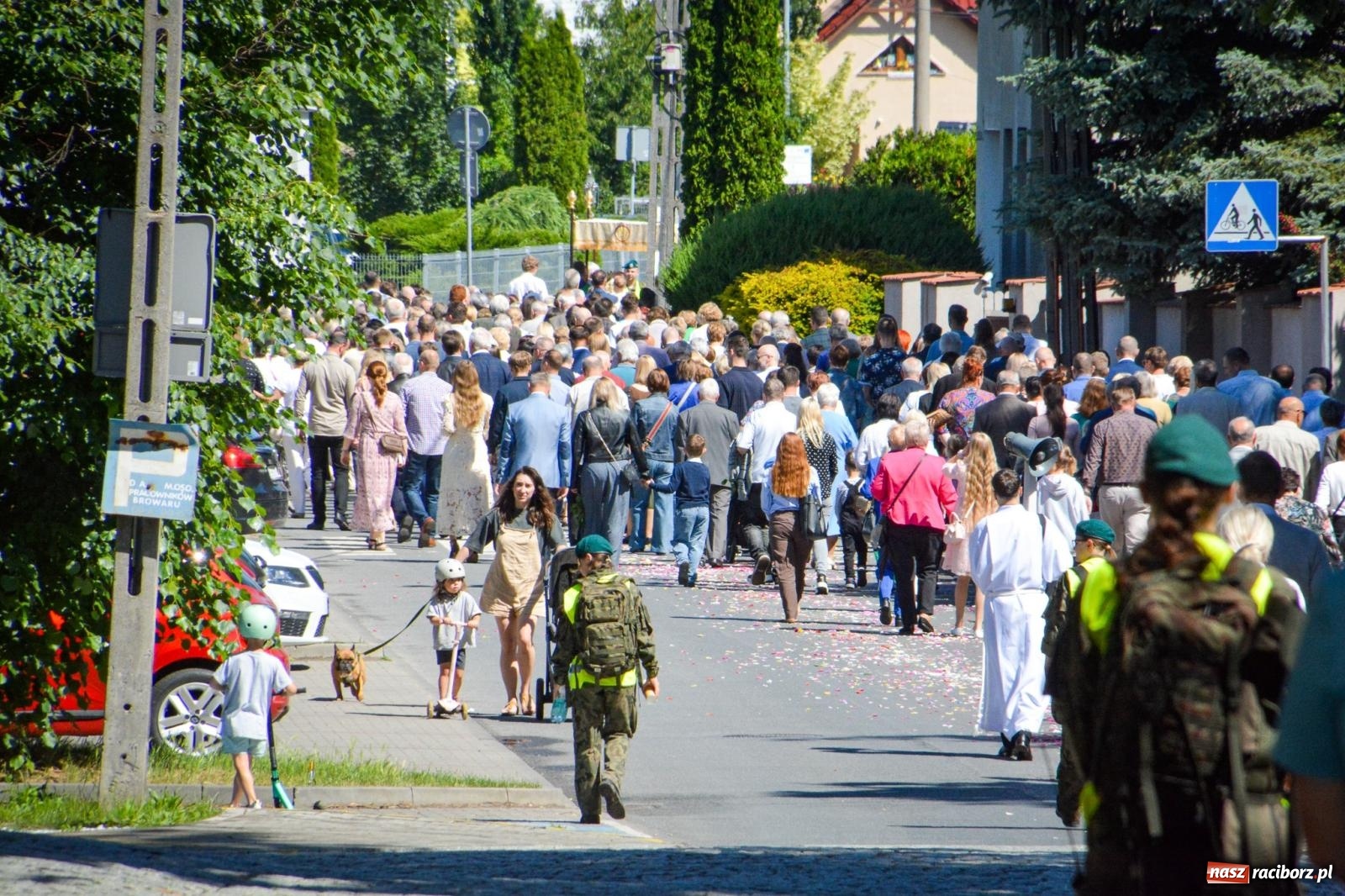 Zdjęcie w galerii na portalu naszraciborz.pl: Tłumy na procesji Bożego Ciała w Brzeziu. Na drodze Najświętszego Sakramentu prawdziwe dzieła sztuki wiadomości z regionu