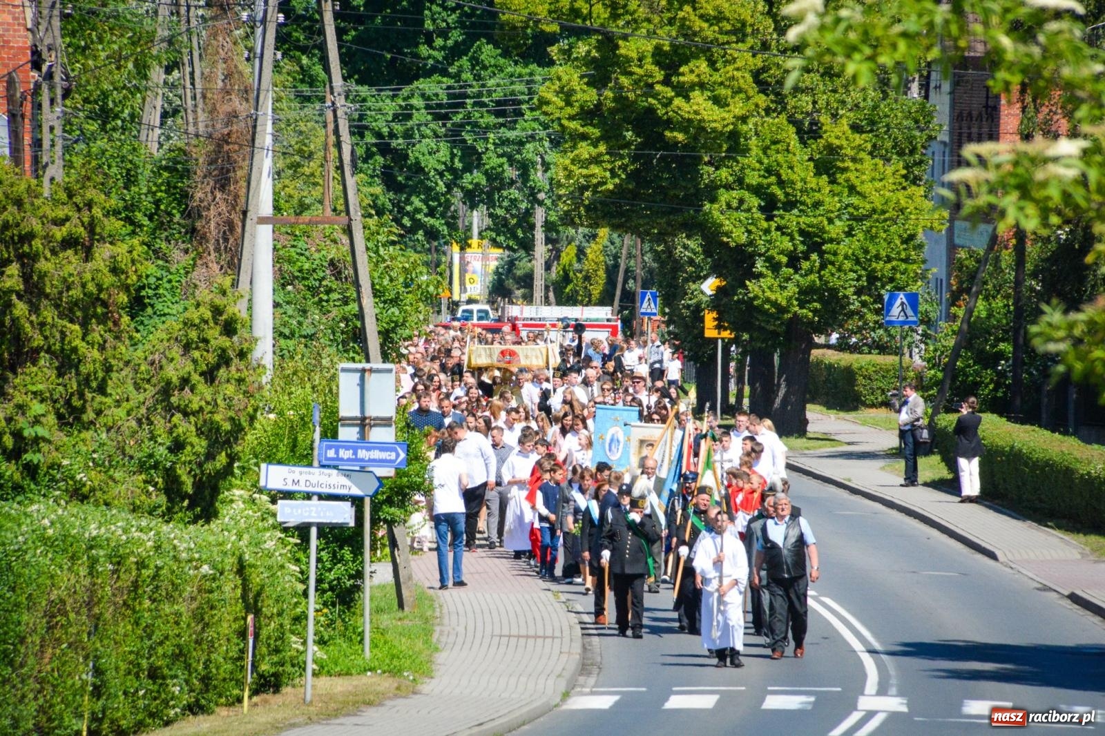 Zdjęcie w galerii na portalu naszraciborz.pl: Tłumy na procesji Bożego Ciała w Brzeziu. Na drodze Najświętszego Sakramentu prawdziwe dzieła sztuki wiadomości z regionu