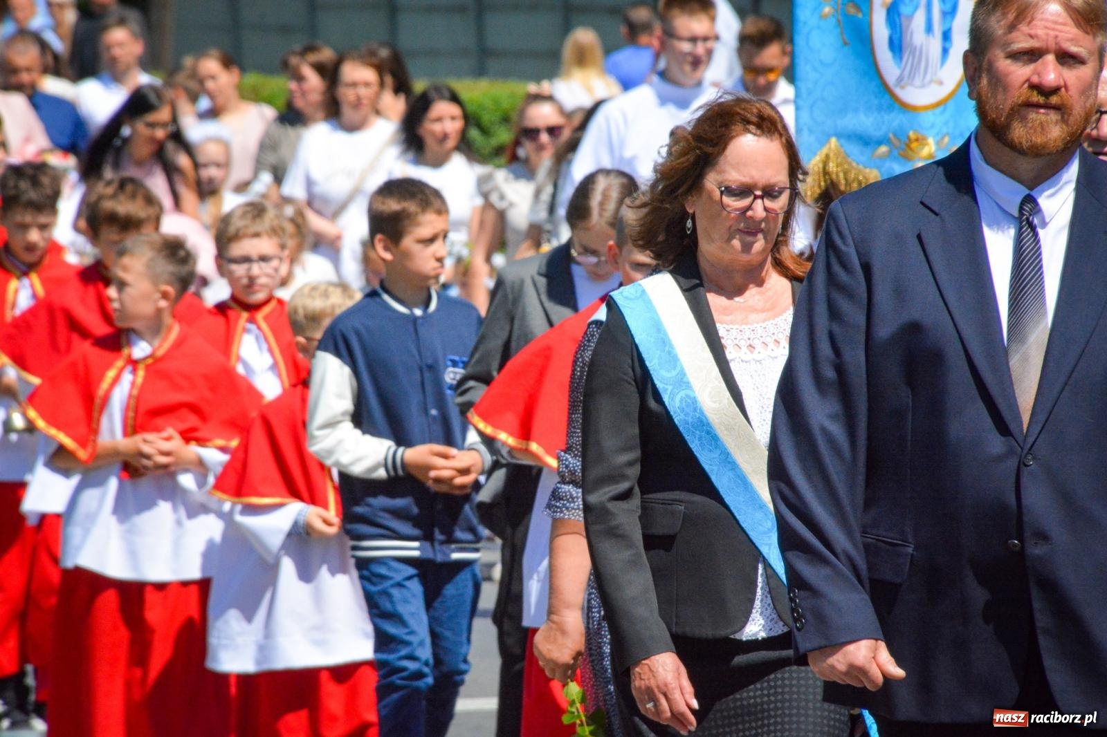 Zdjęcie w galerii na portalu naszraciborz.pl: Tłumy na procesji Bożego Ciała w Brzeziu. Na drodze Najświętszego Sakramentu prawdziwe dzieła sztuki wiadomości z regionu
