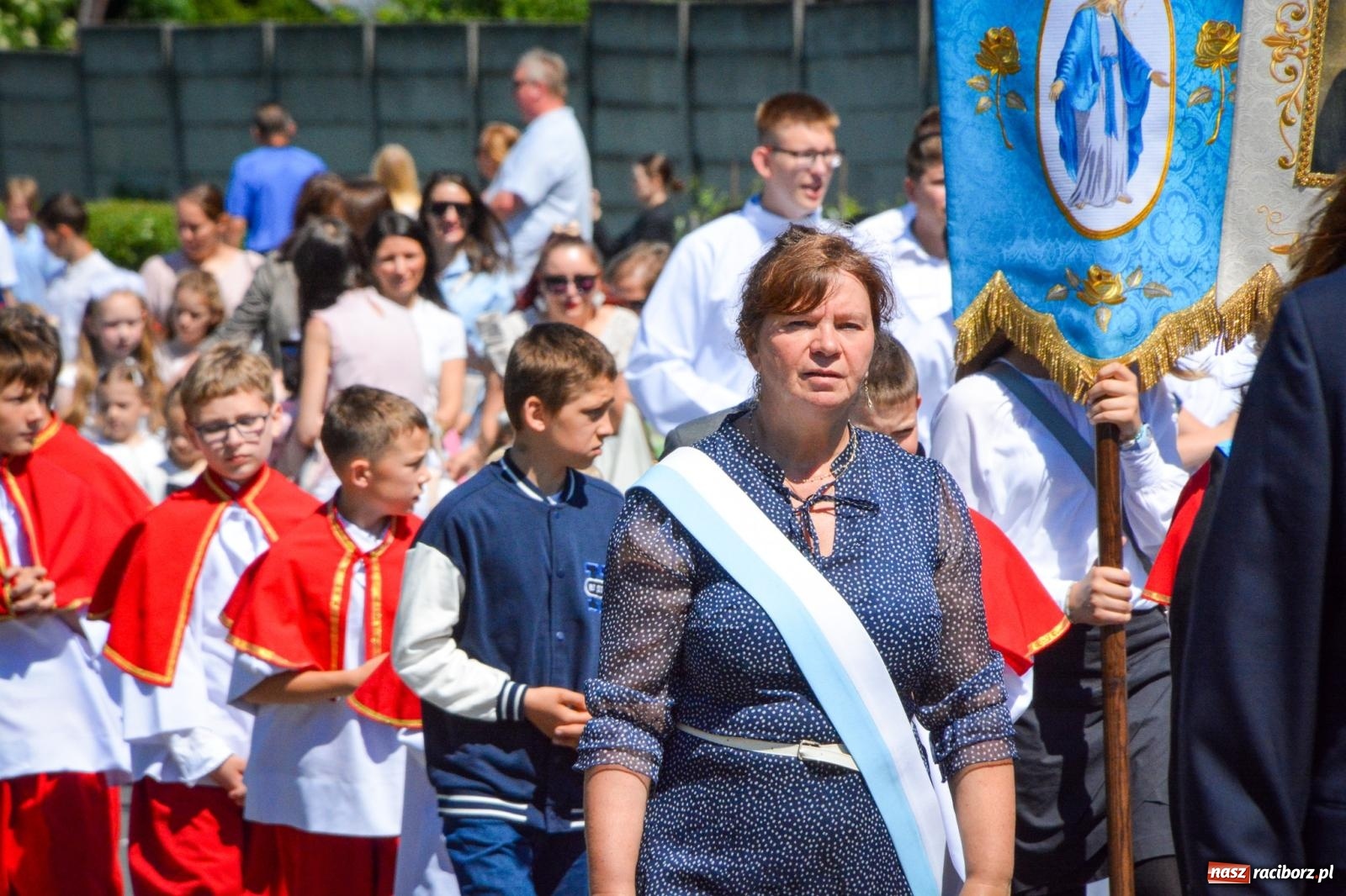 Zdjęcie w galerii na portalu naszraciborz.pl: Tłumy na procesji Bożego Ciała w Brzeziu. Na drodze Najświętszego Sakramentu prawdziwe dzieła sztuki wiadomości z regionu