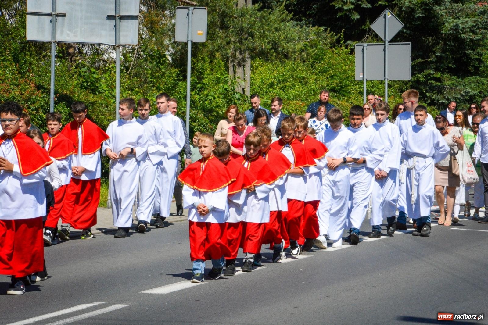 Zdjęcie w galerii na portalu naszraciborz.pl: Tłumy na procesji Bożego Ciała w Brzeziu. Na drodze Najświętszego Sakramentu prawdziwe dzieła sztuki wiadomości z regionu