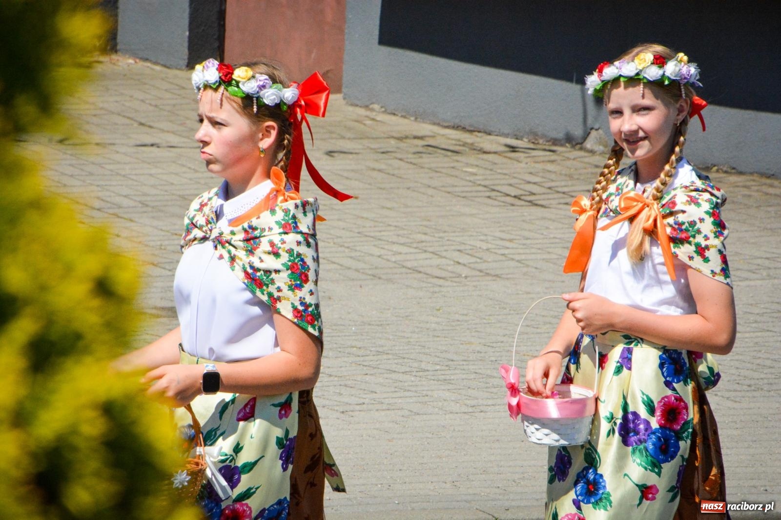 Zdjęcie w galerii na portalu naszraciborz.pl: Tłumy na procesji Bożego Ciała w Brzeziu. Na drodze Najświętszego Sakramentu prawdziwe dzieła sztuki wiadomości z regionu