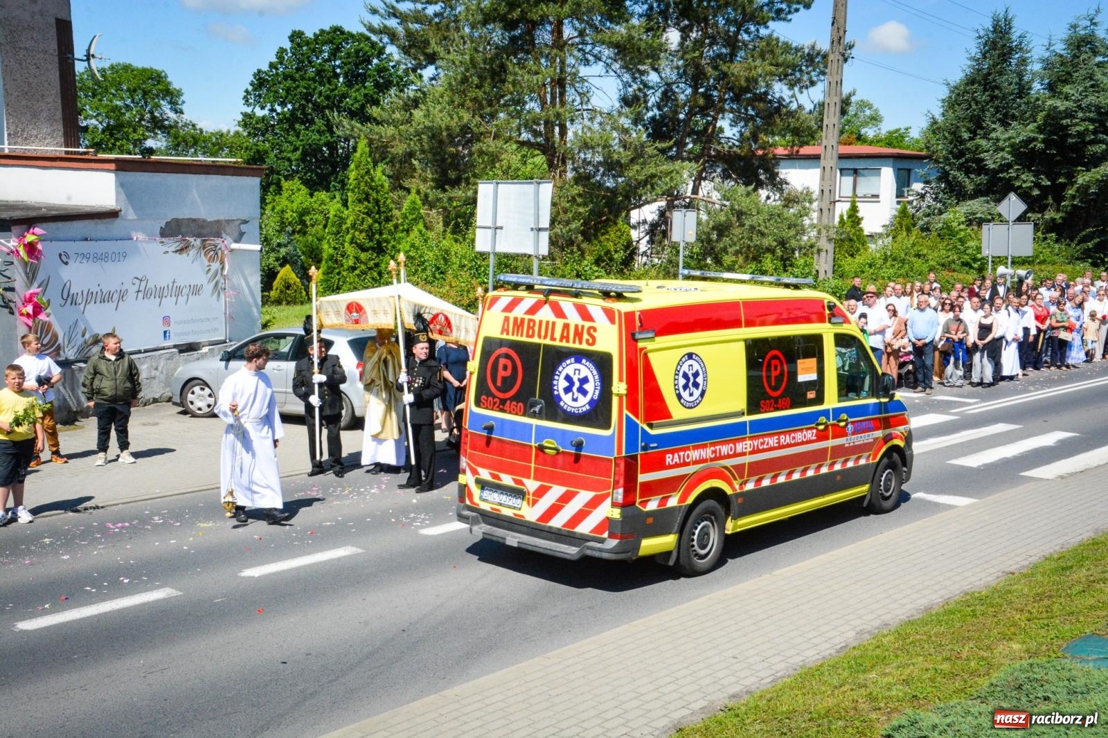 Zdjęcie w galerii na portalu naszraciborz.pl: Tłumy na procesji Bożego Ciała w Brzeziu. Na drodze Najświętszego Sakramentu prawdziwe dzieła sztuki wiadomości z regionu
