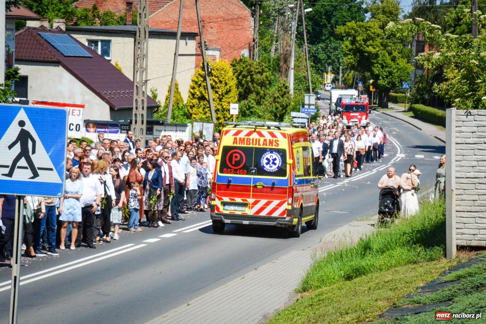 Zdjęcie w galerii na portalu naszraciborz.pl: Tłumy na procesji Bożego Ciała w Brzeziu. Na drodze Najświętszego Sakramentu prawdziwe dzieła sztuki wiadomości z regionu
