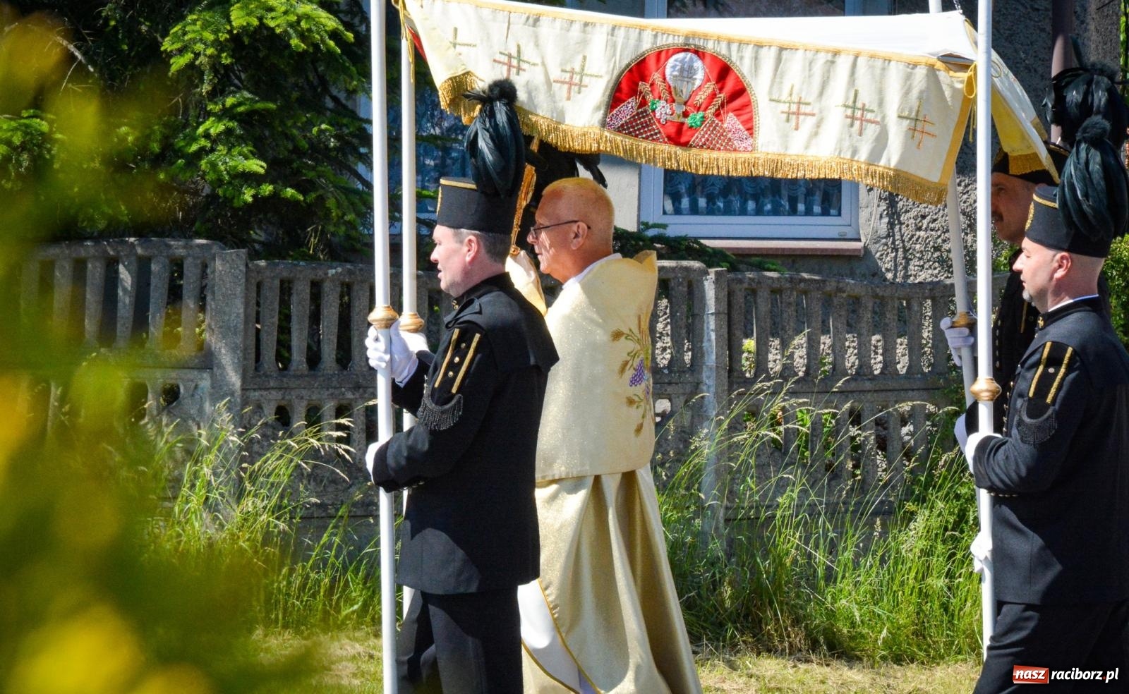Zdjęcie w galerii na portalu naszraciborz.pl: Tłumy na procesji Bożego Ciała w Brzeziu. Na drodze Najświętszego Sakramentu prawdziwe dzieła sztuki wiadomości z regionu
