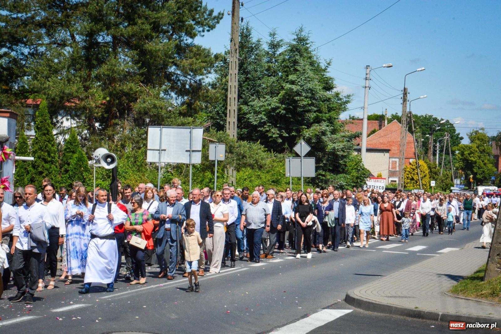 Zdjęcie w galerii na portalu naszraciborz.pl: Tłumy na procesji Bożego Ciała w Brzeziu. Na drodze Najświętszego Sakramentu prawdziwe dzieła sztuki wiadomości z regionu