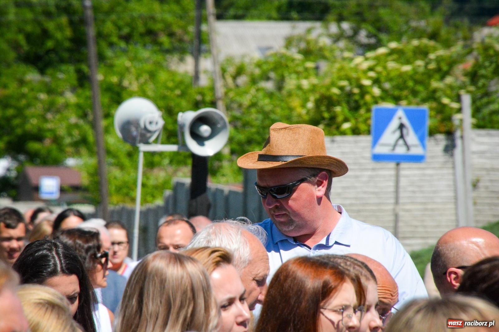 Zdjęcie w galerii na portalu naszraciborz.pl: Tłumy na procesji Bożego Ciała w Brzeziu. Na drodze Najświętszego Sakramentu prawdziwe dzieła sztuki wiadomości z regionu