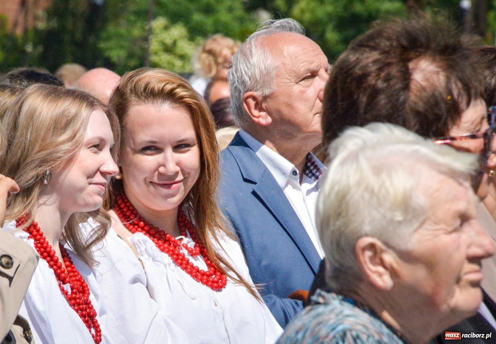 Zdjęcie w galerii na portalu naszraciborz.pl: Tłumy na procesji Bożego Ciała w Brzeziu. Na drodze Najświętszego Sakramentu prawdziwe dzieła sztuki wiadomości z regionu