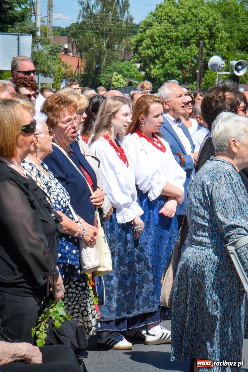Zdjęcie w galerii na portalu naszraciborz.pl: Tłumy na procesji Bożego Ciała w Brzeziu. Na drodze Najświętszego Sakramentu prawdziwe dzieła sztuki wiadomości z regionu