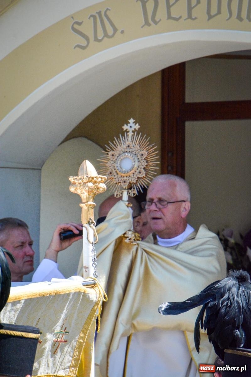 Zdjęcie w galerii na portalu naszraciborz.pl: Tłumy na procesji Bożego Ciała w Brzeziu. Na drodze Najświętszego Sakramentu prawdziwe dzieła sztuki wiadomości z regionu