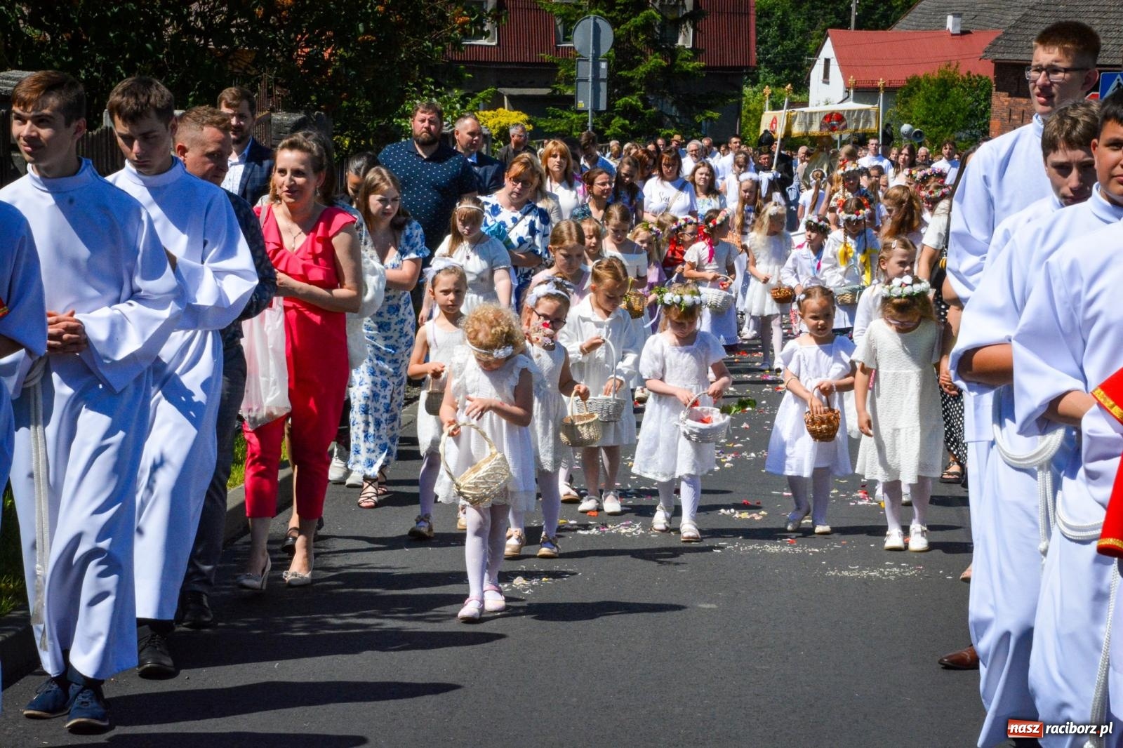 Zdjęcie w galerii na portalu naszraciborz.pl: Tłumy na procesji Bożego Ciała w Brzeziu. Na drodze Najświętszego Sakramentu prawdziwe dzieła sztuki wiadomości z regionu