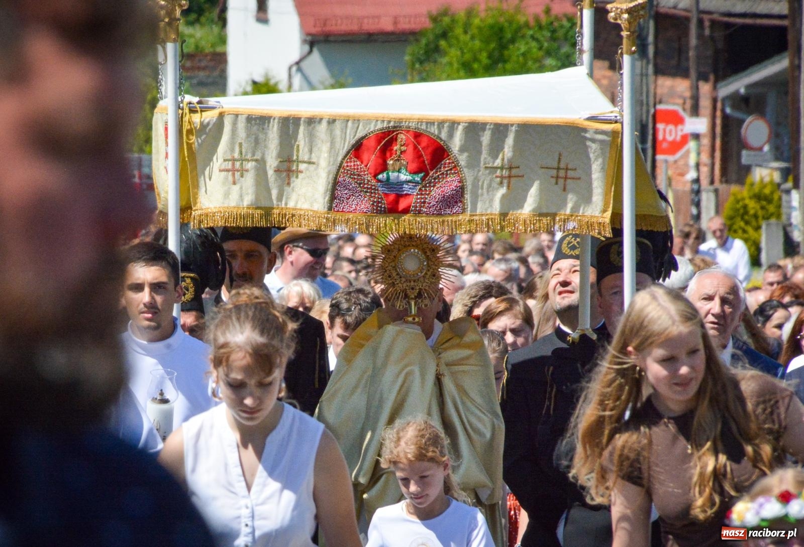 Zdjęcie w galerii na portalu naszraciborz.pl: Tłumy na procesji Bożego Ciała w Brzeziu. Na drodze Najświętszego Sakramentu prawdziwe dzieła sztuki wiadomości z regionu