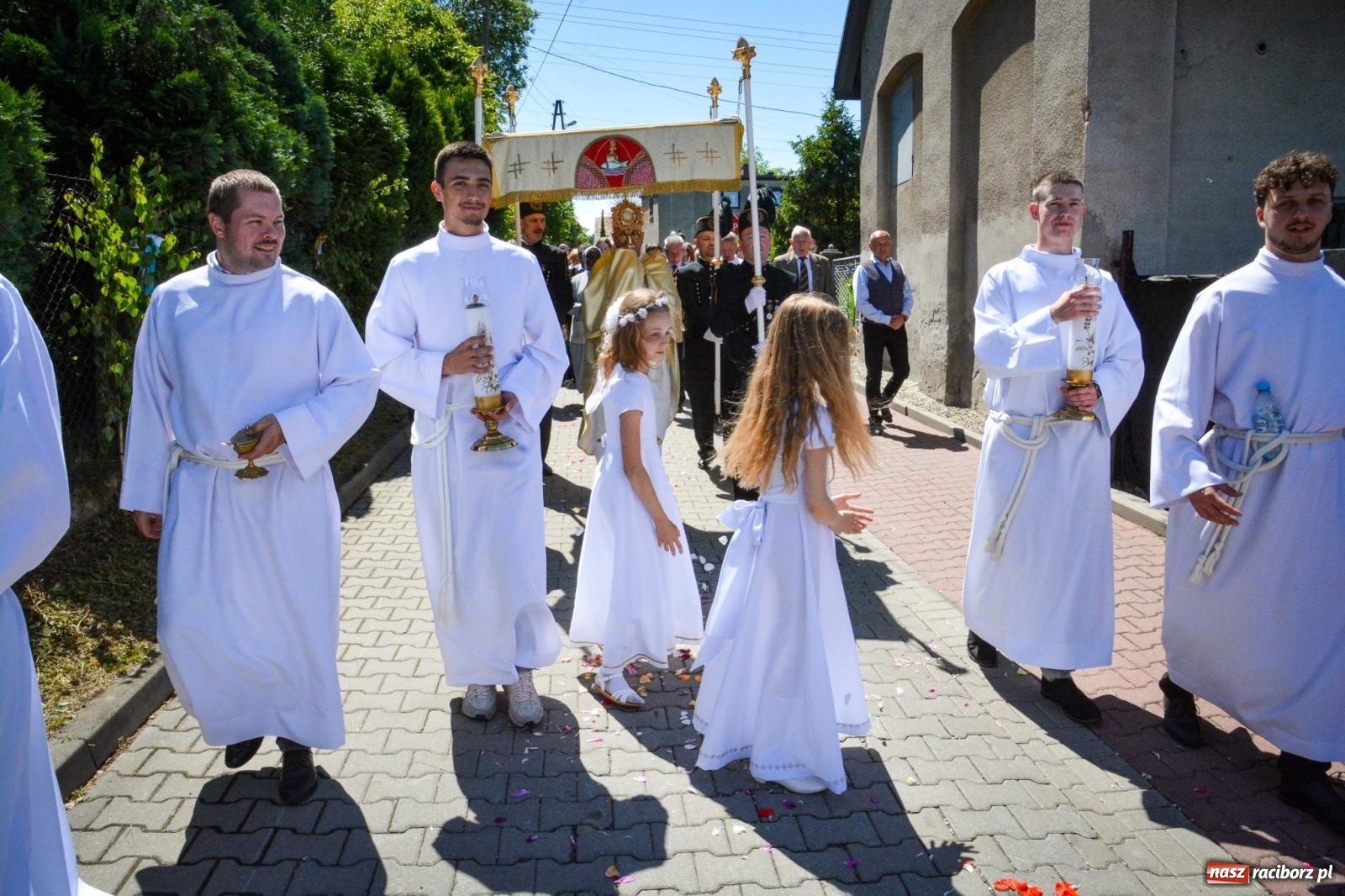 Zdjęcie w galerii na portalu naszraciborz.pl: Tłumy na procesji Bożego Ciała w Brzeziu. Na drodze Najświętszego Sakramentu prawdziwe dzieła sztuki wiadomości z regionu