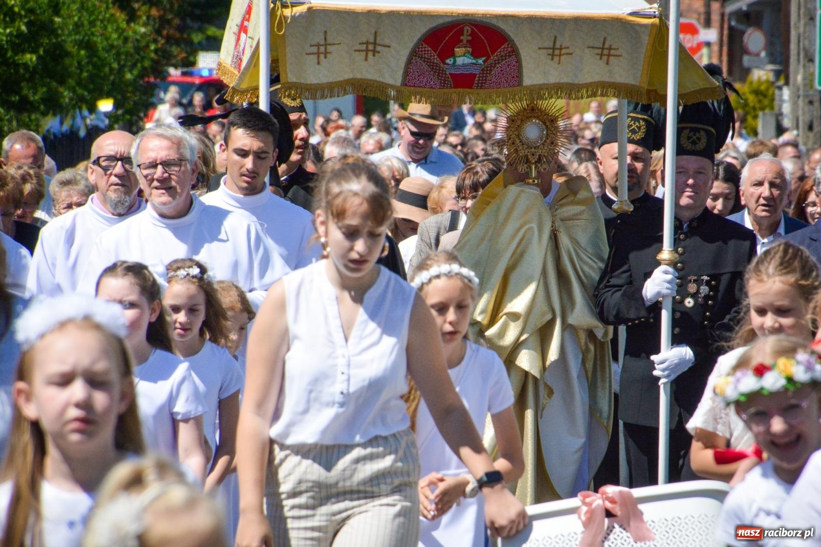 Zdjęcie w galerii na portalu naszraciborz.pl: Tłumy na procesji Bożego Ciała w Brzeziu. Na drodze Najświętszego Sakramentu prawdziwe dzieła sztuki wiadomości z regionu
