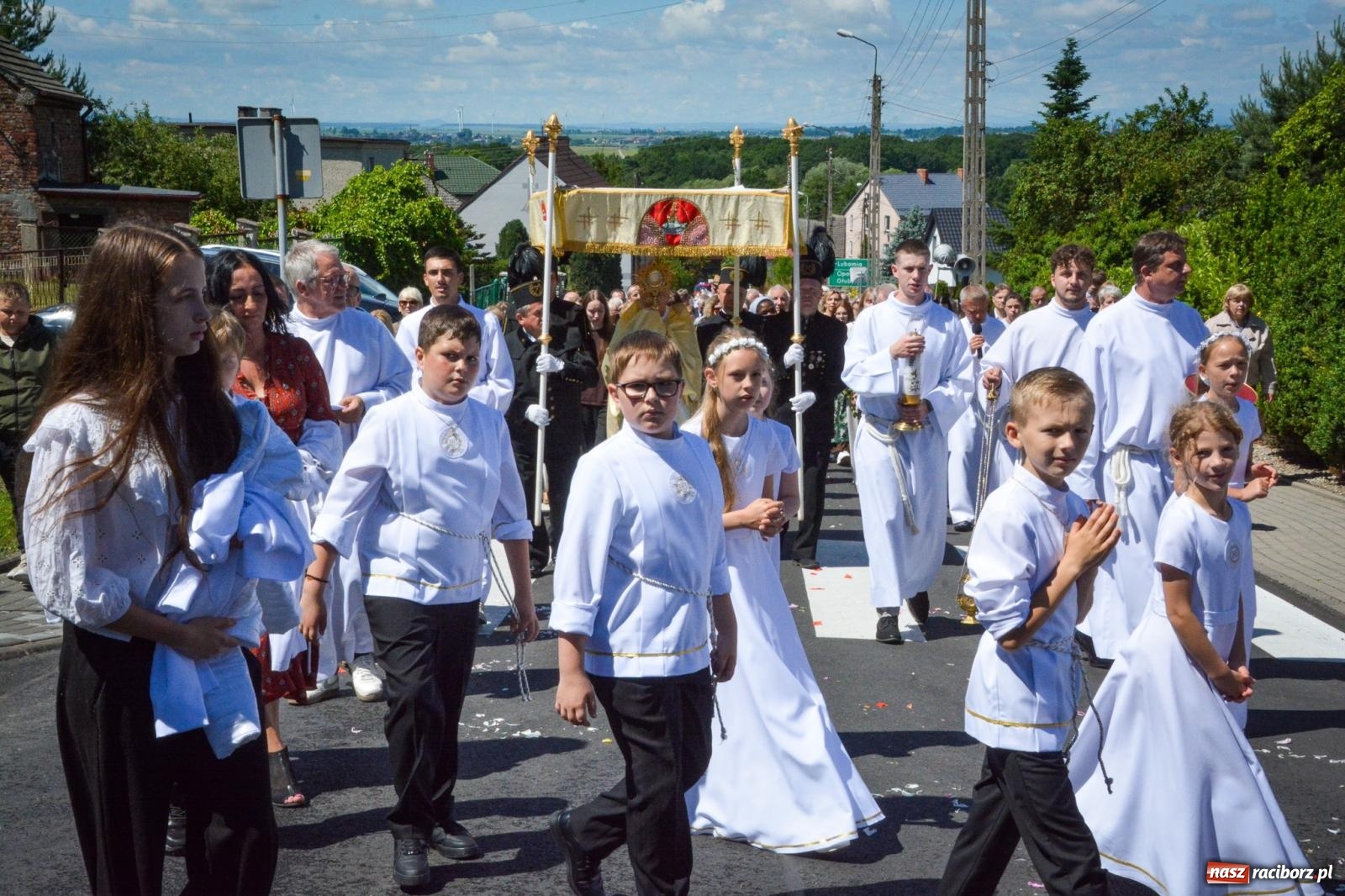 Zdjęcie w galerii na portalu naszraciborz.pl: Tłumy na procesji Bożego Ciała w Brzeziu. Na drodze Najświętszego Sakramentu prawdziwe dzieła sztuki wiadomości z regionu