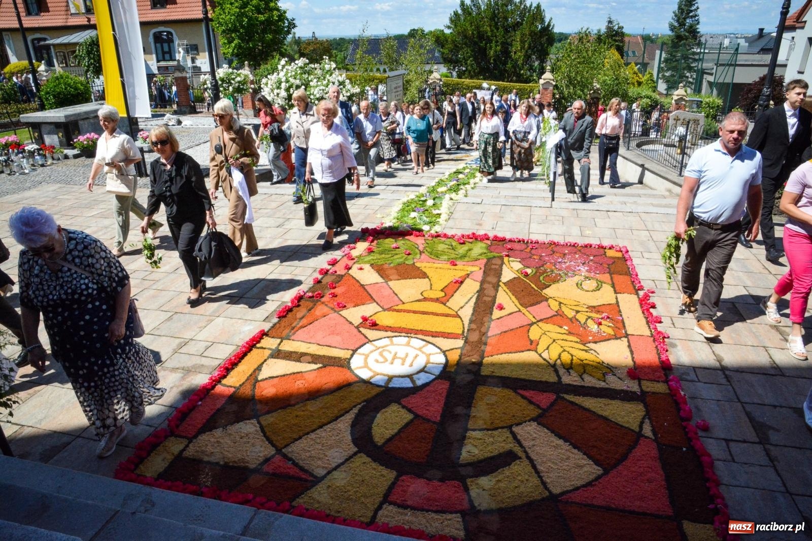 Zdjęcie w galerii na portalu naszraciborz.pl: Tłumy na procesji Bożego Ciała w Brzeziu. Na drodze Najświętszego Sakramentu prawdziwe dzieła sztuki wiadomości z regionu