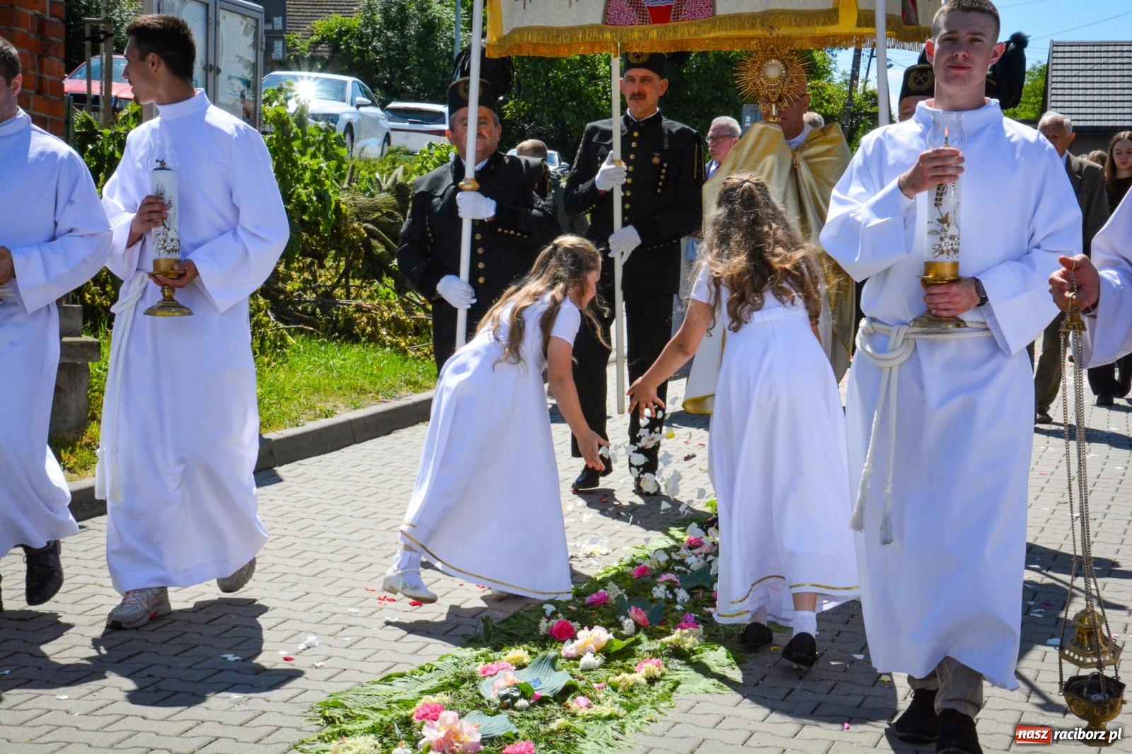 Zdjęcie w galerii na portalu naszraciborz.pl: Tłumy na procesji Bożego Ciała w Brzeziu. Na drodze Najświętszego Sakramentu prawdziwe dzieła sztuki wiadomości z regionu