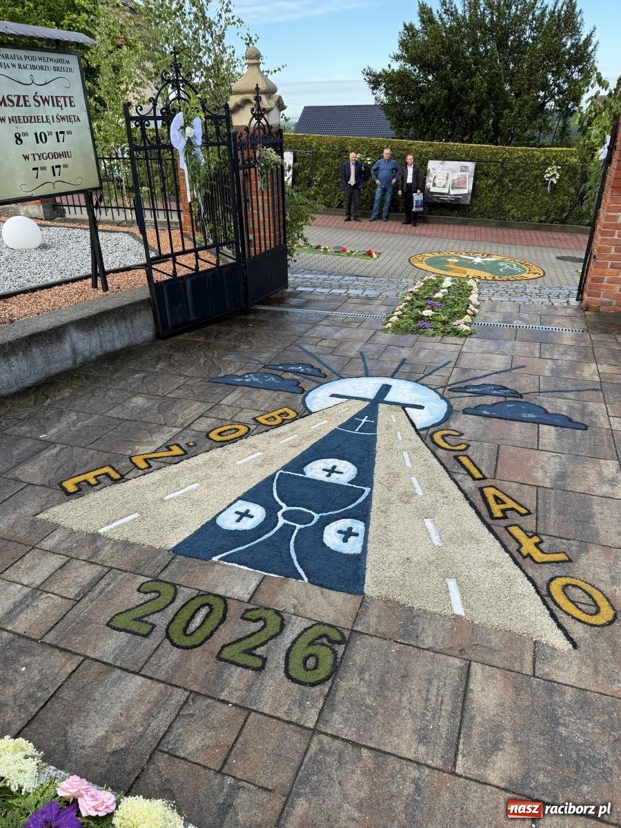 Zdjęcie w galerii na portalu naszraciborz.pl: Tłumy na procesji Bożego Ciała w Brzeziu. Na drodze Najświętszego Sakramentu prawdziwe dzieła sztuki wiadomości z regionu
