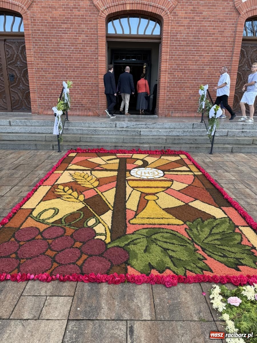Zdjęcie w galerii na portalu naszraciborz.pl: Tłumy na procesji Bożego Ciała w Brzeziu. Na drodze Najświętszego Sakramentu prawdziwe dzieła sztuki wiadomości z regionu