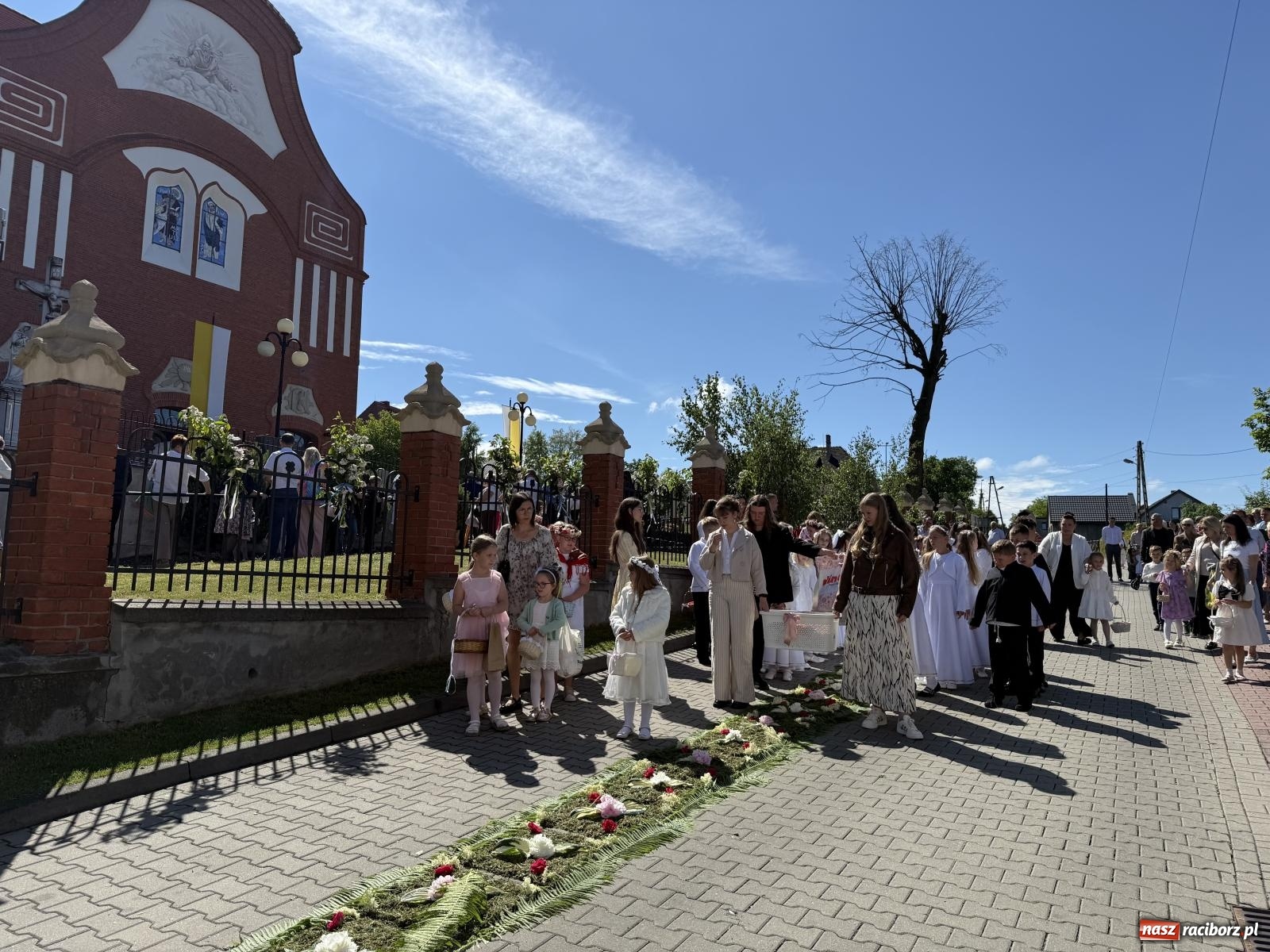 Zdjęcie w galerii na portalu naszraciborz.pl: Tłumy na procesji Bożego Ciała w Brzeziu. Na drodze Najświętszego Sakramentu prawdziwe dzieła sztuki wiadomości z regionu