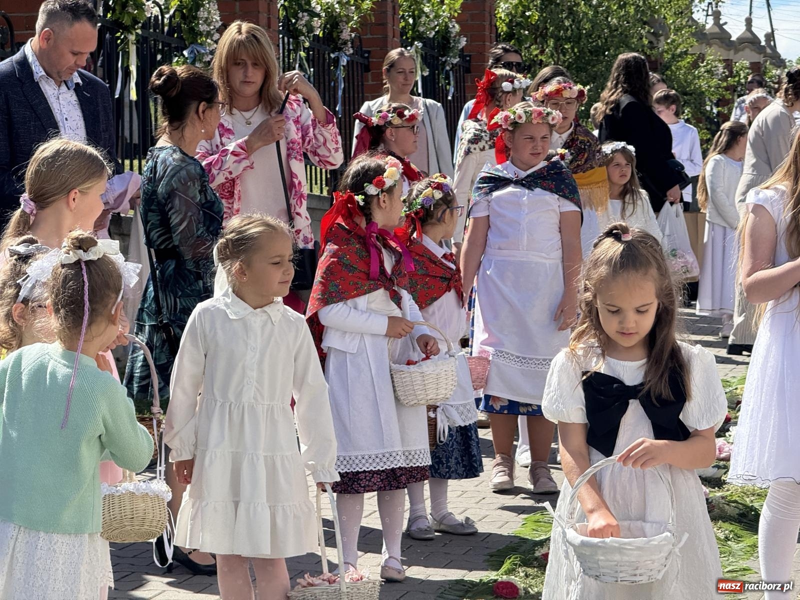 Zdjęcie w galerii na portalu naszraciborz.pl: Tłumy na procesji Bożego Ciała w Brzeziu. Na drodze Najświętszego Sakramentu prawdziwe dzieła sztuki wiadomości z regionu