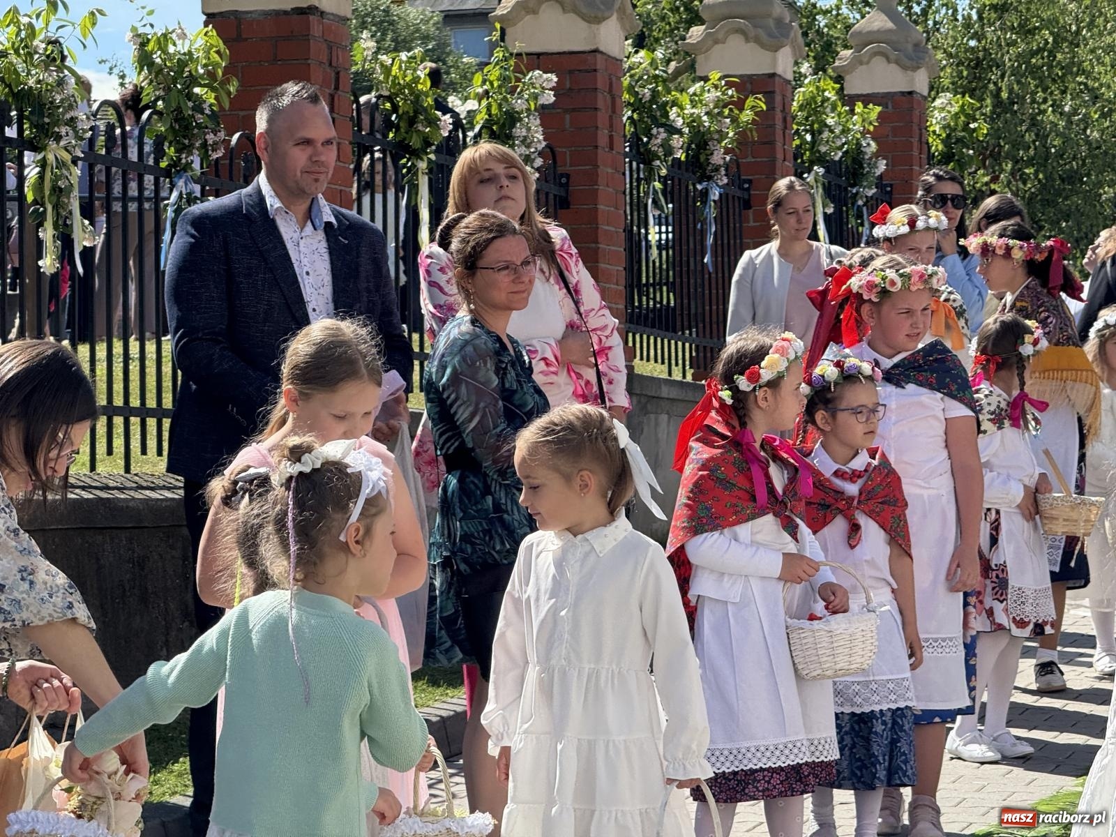 Zdjęcie w galerii na portalu naszraciborz.pl: Tłumy na procesji Bożego Ciała w Brzeziu. Na drodze Najświętszego Sakramentu prawdziwe dzieła sztuki wiadomości z regionu