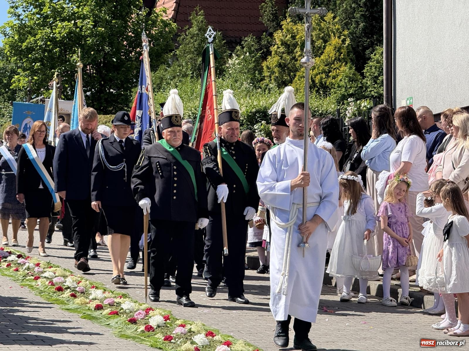 Zdjęcie w galerii na portalu naszraciborz.pl: Tłumy na procesji Bożego Ciała w Brzeziu. Na drodze Najświętszego Sakramentu prawdziwe dzieła sztuki wiadomości z regionu