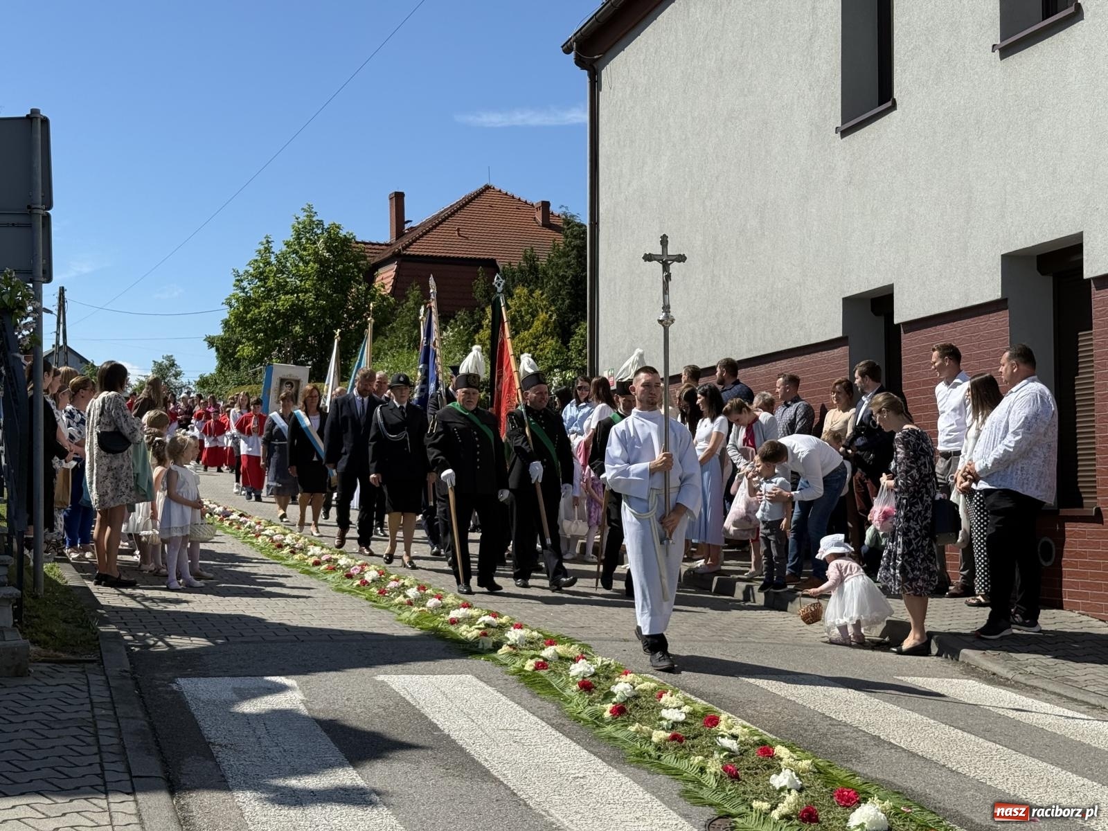 Zdjęcie w galerii na portalu naszraciborz.pl: Tłumy na procesji Bożego Ciała w Brzeziu. Na drodze Najświętszego Sakramentu prawdziwe dzieła sztuki wiadomości z regionu