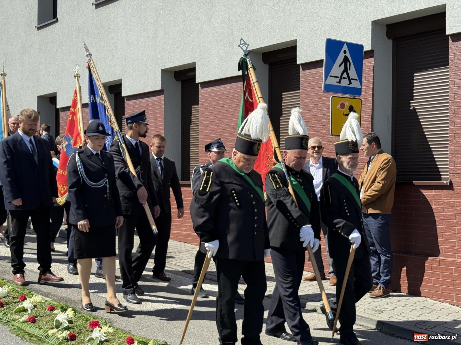Zdjęcie w galerii na portalu naszraciborz.pl: Tłumy na procesji Bożego Ciała w Brzeziu. Na drodze Najświętszego Sakramentu prawdziwe dzieła sztuki wiadomości z regionu