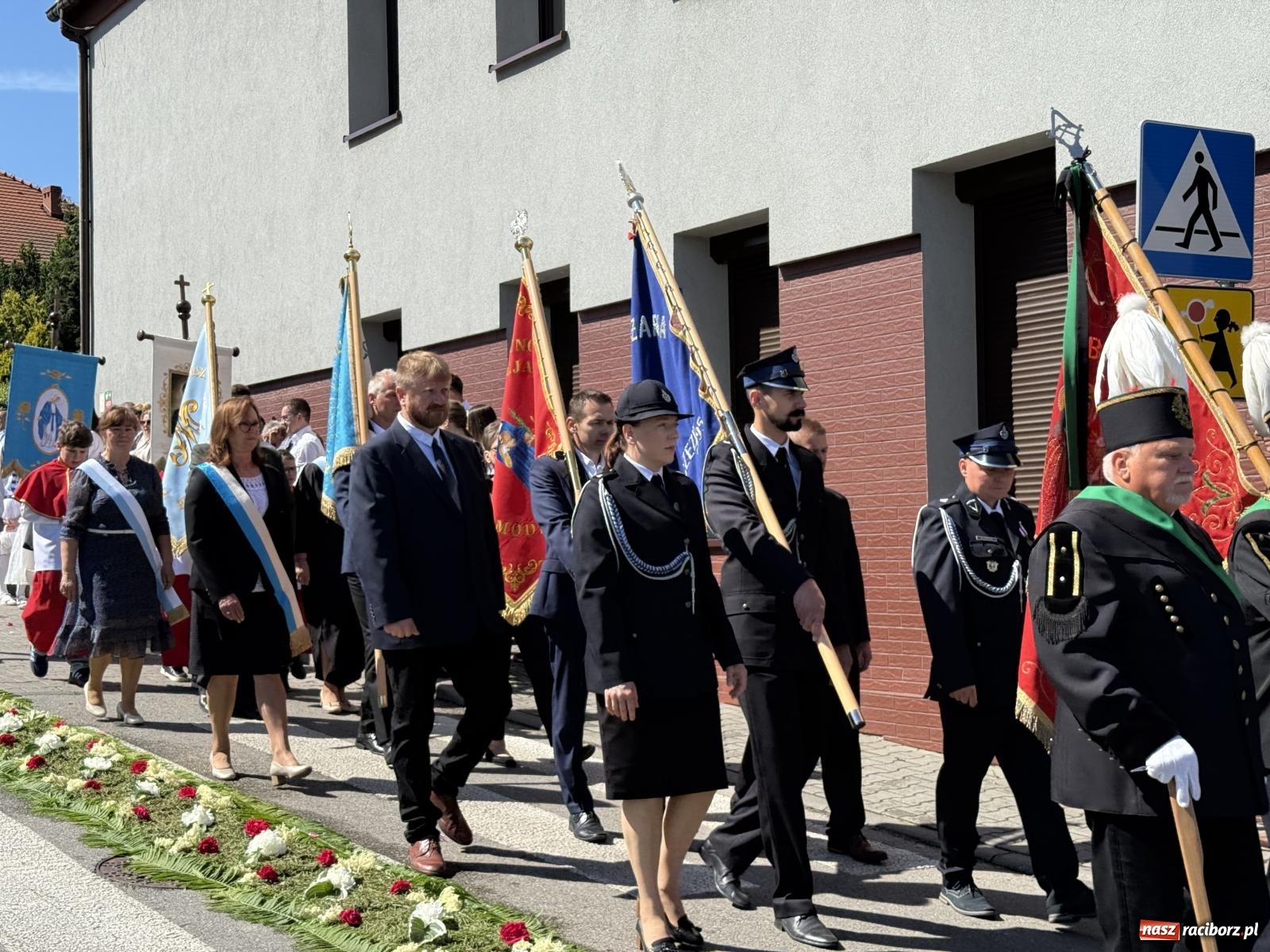Zdjęcie w galerii na portalu naszraciborz.pl: Tłumy na procesji Bożego Ciała w Brzeziu. Na drodze Najświętszego Sakramentu prawdziwe dzieła sztuki wiadomości z regionu