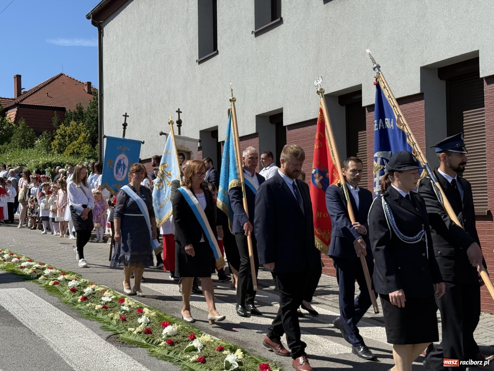 Zdjęcie w galerii na portalu naszraciborz.pl: Tłumy na procesji Bożego Ciała w Brzeziu. Na drodze Najświętszego Sakramentu prawdziwe dzieła sztuki wiadomości z regionu