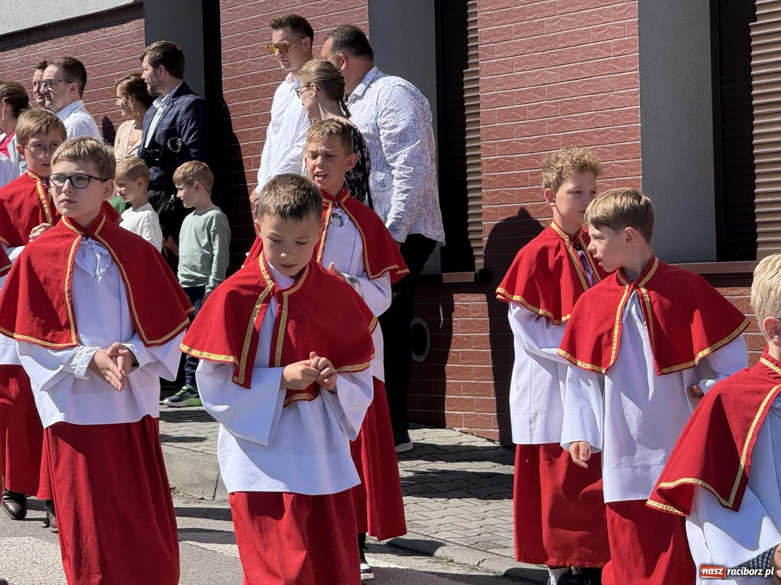 Zdjęcie w galerii na portalu naszraciborz.pl: Tłumy na procesji Bożego Ciała w Brzeziu. Na drodze Najświętszego Sakramentu prawdziwe dzieła sztuki wiadomości z regionu