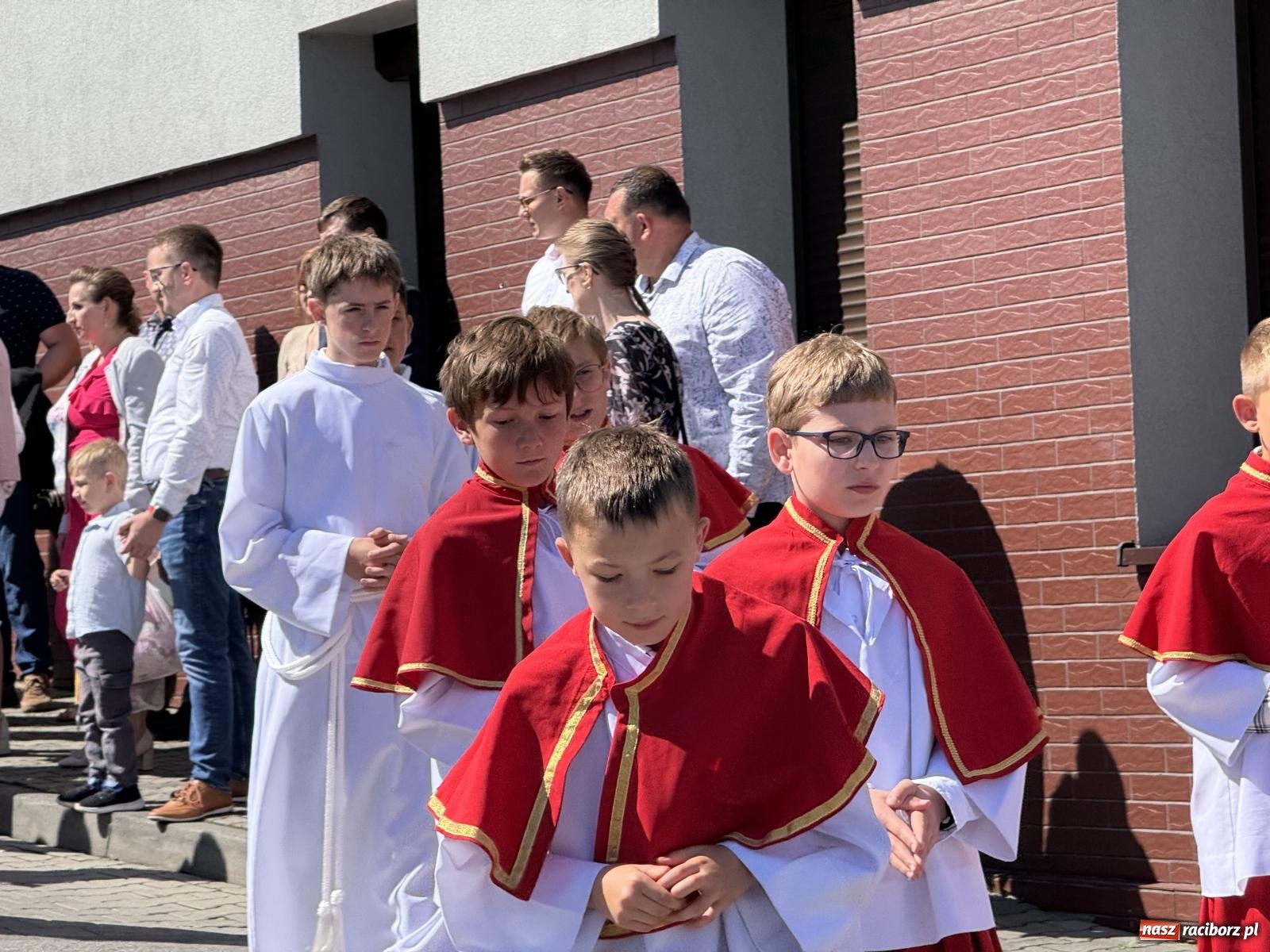 Zdjęcie w galerii na portalu naszraciborz.pl: Tłumy na procesji Bożego Ciała w Brzeziu. Na drodze Najświętszego Sakramentu prawdziwe dzieła sztuki wiadomości z regionu